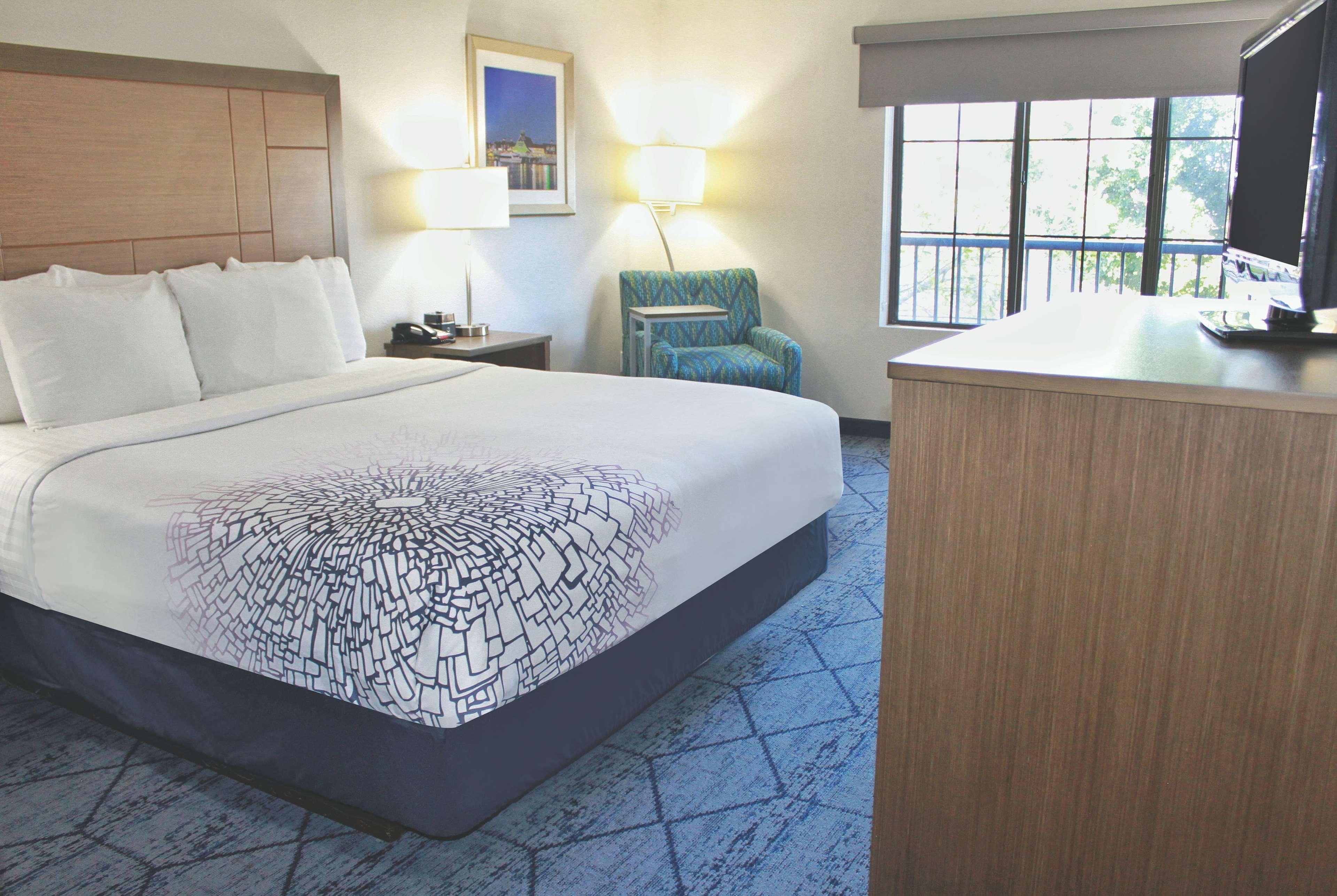 La Quinta By Wyndham Ne Long Beach/Cypress Hawaiian Gardens Exterior photo