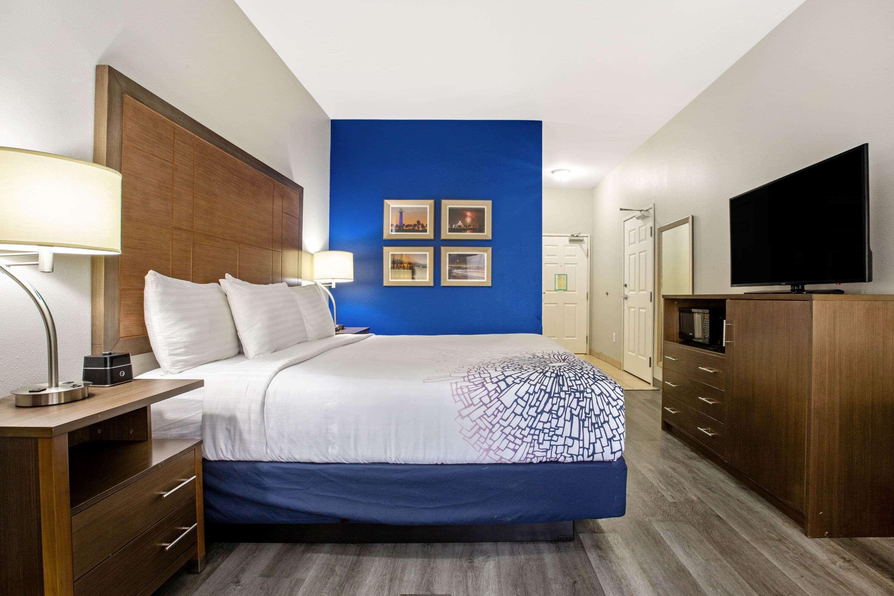 La Quinta By Wyndham Ne Long Beach/Cypress Hawaiian Gardens Exterior photo
