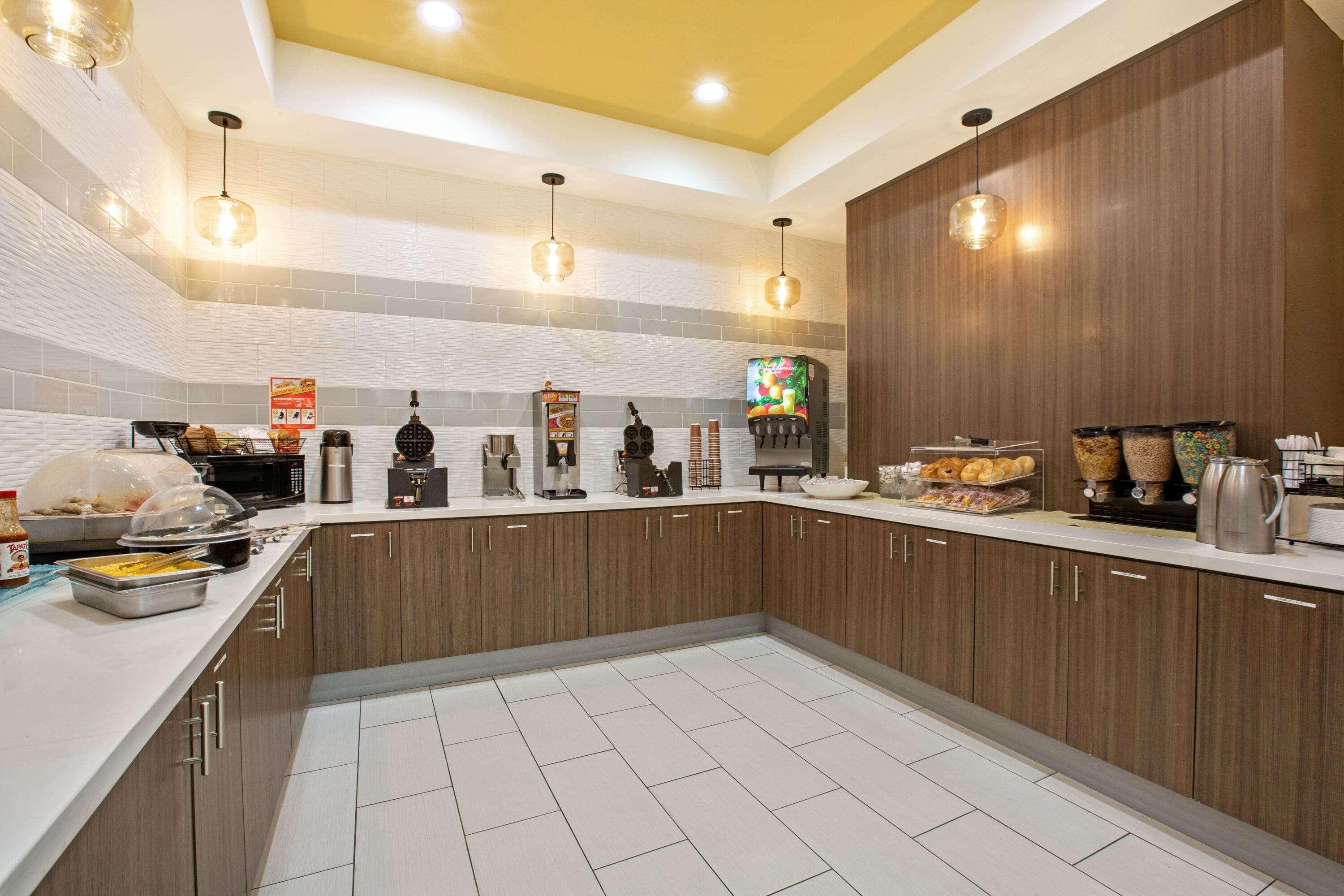 La Quinta By Wyndham Ne Long Beach/Cypress Hawaiian Gardens Exterior photo