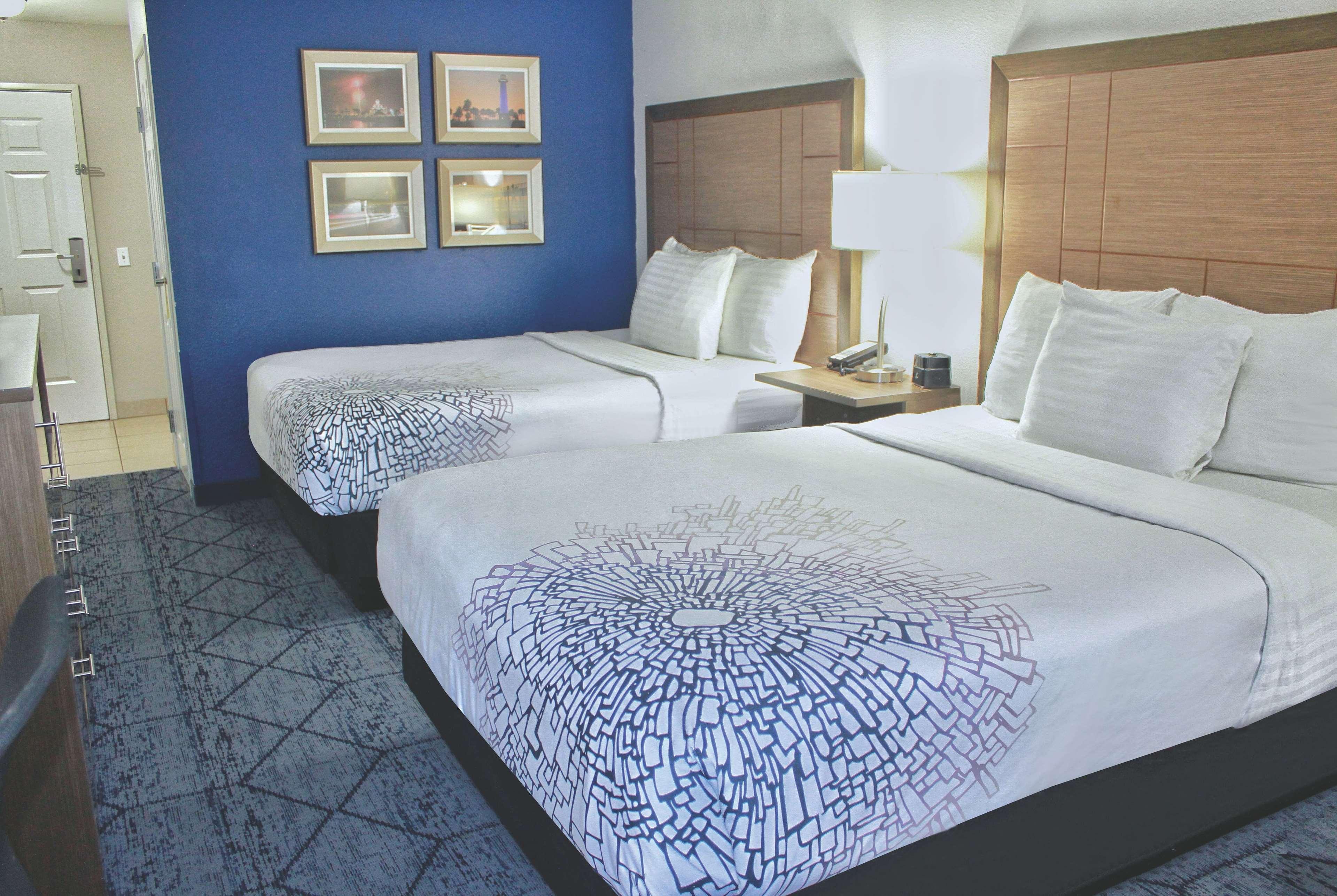 La Quinta By Wyndham Ne Long Beach/Cypress Hawaiian Gardens Exterior photo