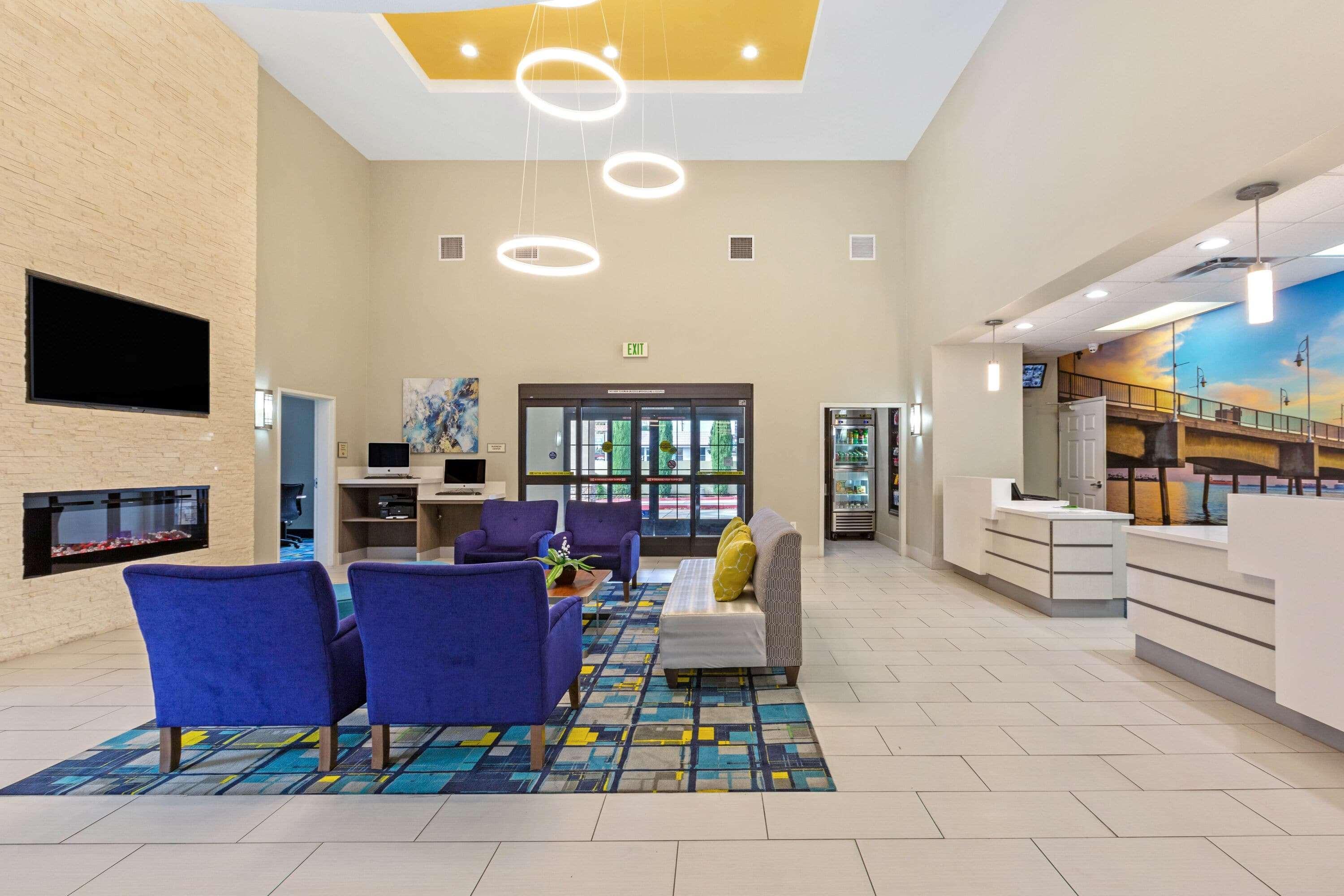 La Quinta By Wyndham Ne Long Beach/Cypress Hawaiian Gardens Exterior photo