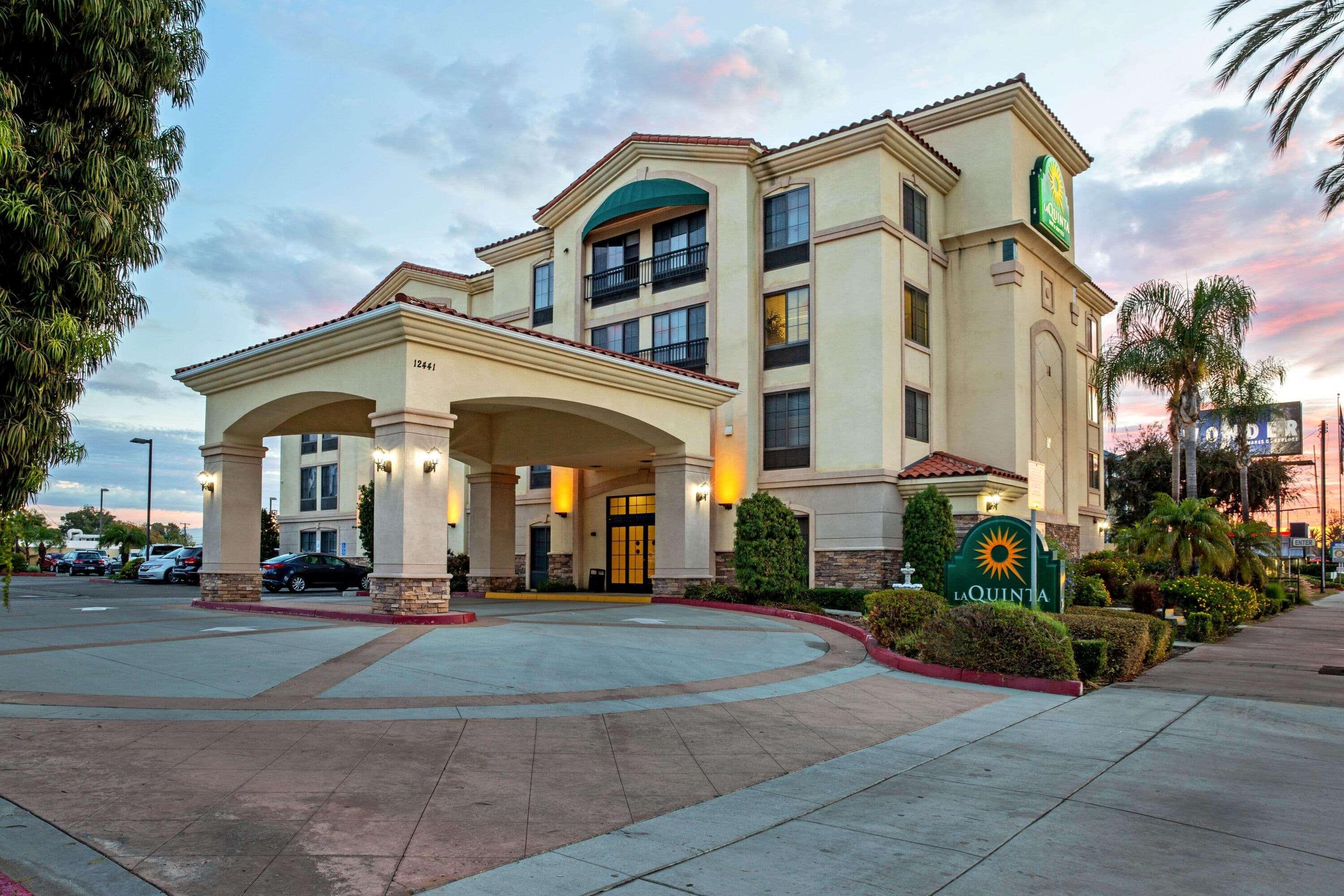 La Quinta By Wyndham Ne Long Beach/Cypress Hawaiian Gardens Exterior photo